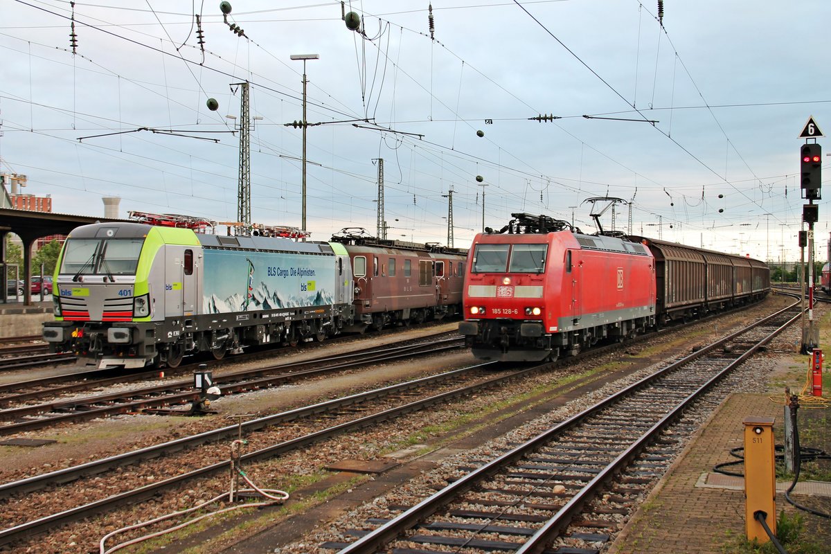 Mit einem  Redbull -Zug nach Bludenz (AT) fuhr am 01.06.2016 die 185 128-6 über Gleis 1 durch Basel Bad Bf an der BLSC Re 475 401 und weiteren BLSC Loks in Richtung Rangierbahnhof Muattenz vorbei.