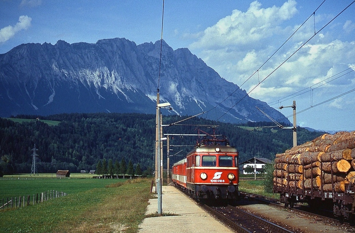 Mit einem Regionalzug kommt 1046 018-6 im August 1986 in Stein an der Enns an (Neubearbeitung eines bereits veröffentlichten Bildes)