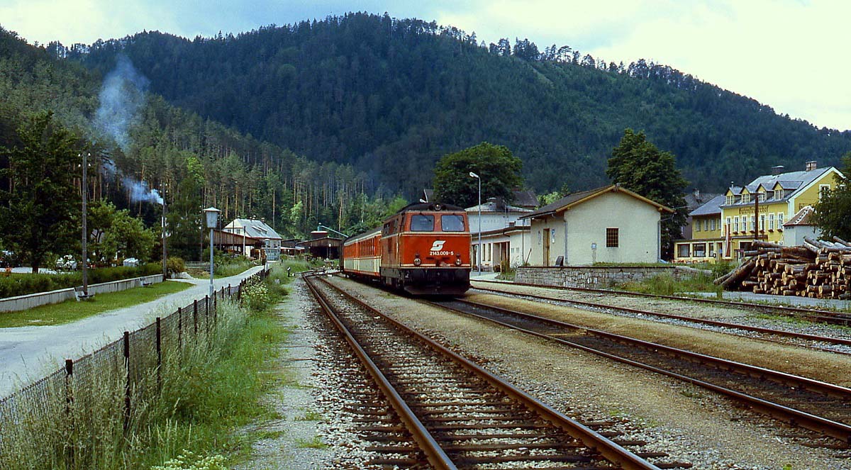 Mit einem Regionalzug nach Wiener Neustadt steht 2143 008-5 im Juni 1987 abfahrbereit im Bahnhof Gutenstein