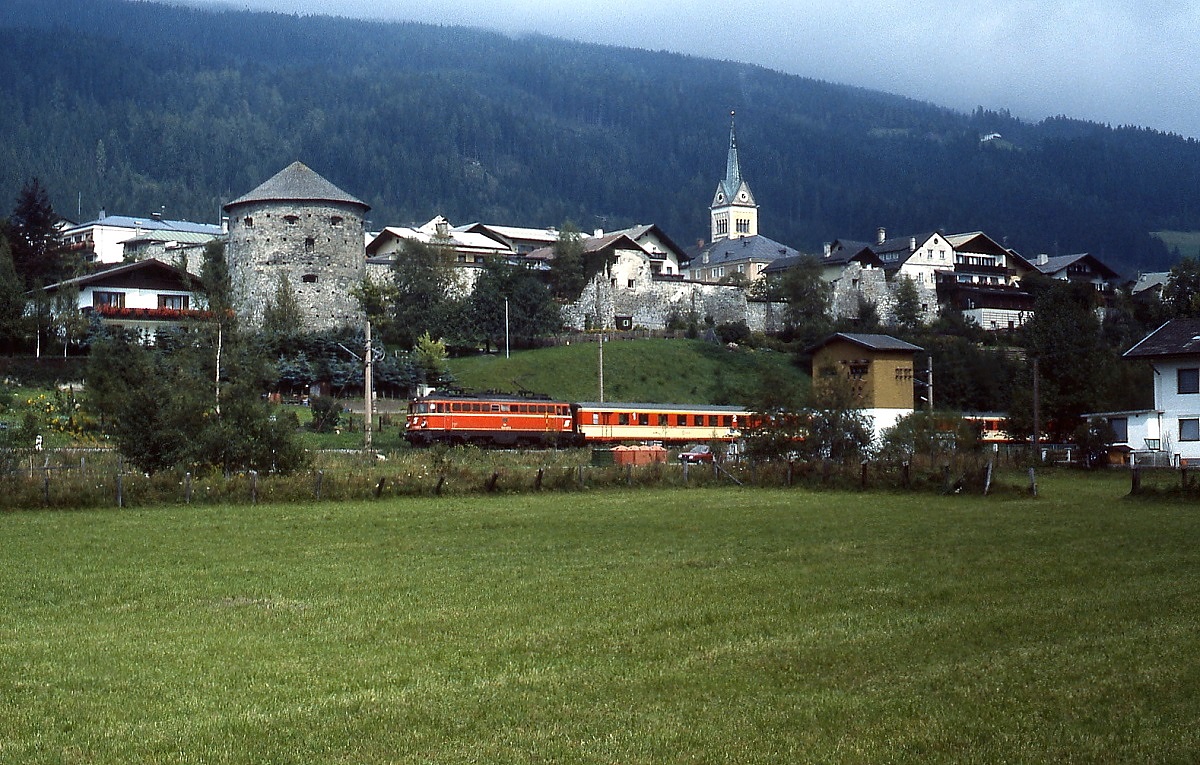 Mit einem Regionalzug verläßt eine 1042 im September 1989 Radstadt