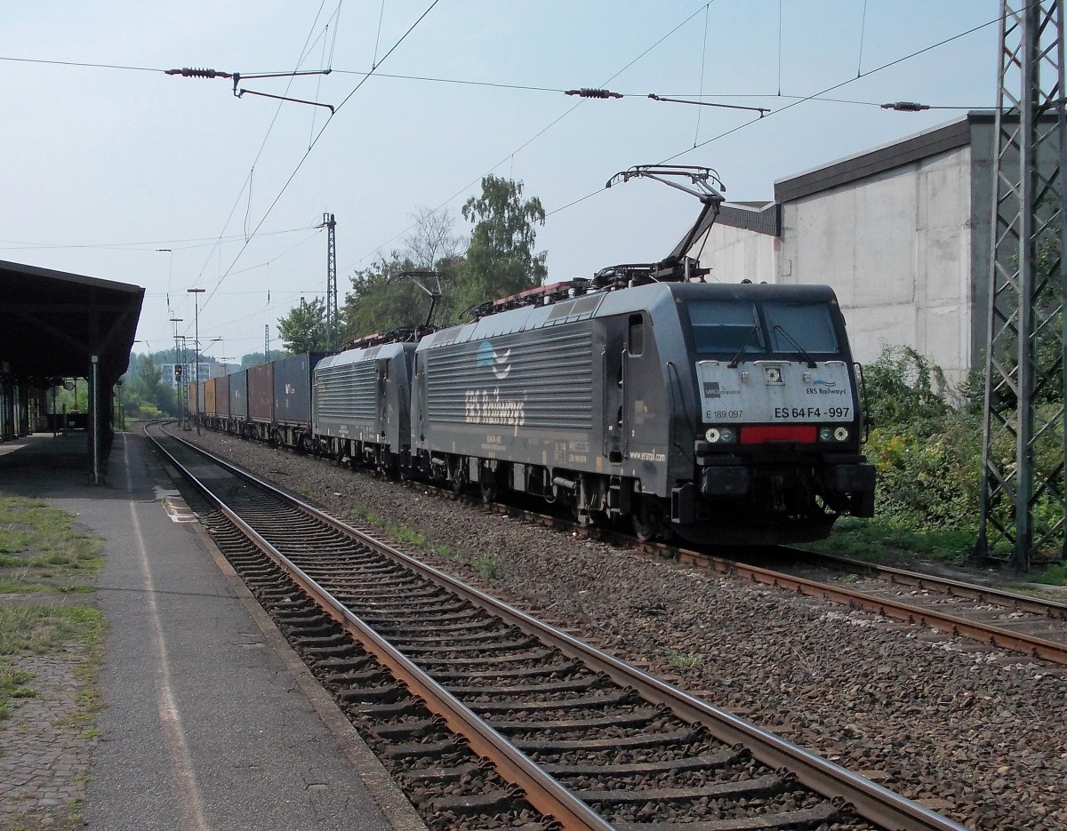 Mit einem reichlich langen Kastelzug stehen die 189 097-9 und die Schwesterlok 189 210-8, beide von MRCE in Odenkirchen und warten auf die Weiterfahrt. Erst m�ssen sie noch einen Umleiter-ICE der aus Rheydt Hbf kommt passieren lassen.29.8.2013