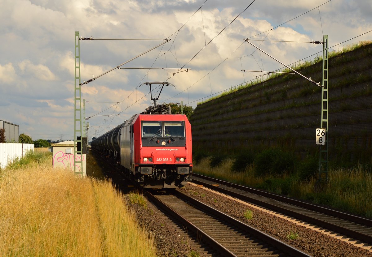Mit einem reinrassigen Tankwagenzug kommt die SBB-Cargo 482 035-3 auf Allerheiligen zugefahren, weil sie einer S11 hinterher schleichen musste. 4.7.2016