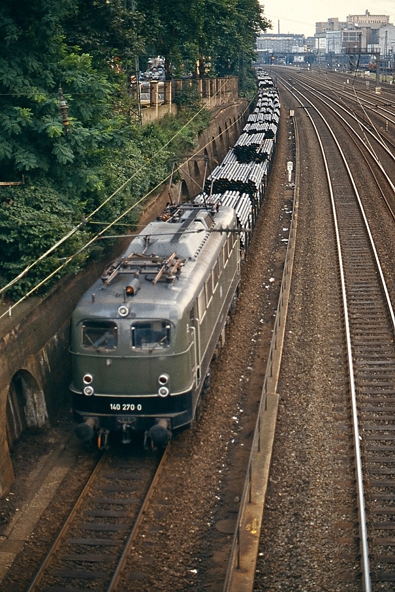 Mit einem Röhrenzug ist 140 270-0 Mitte der 1980er Jahre auf dem Gütergleis in Düsseldorf-Derendorf unterwegs, den gleichnamigen Güterbahnhof erreicht sie nach Unterquerung der Hauptstrecke Düsseldorf - Duisburg