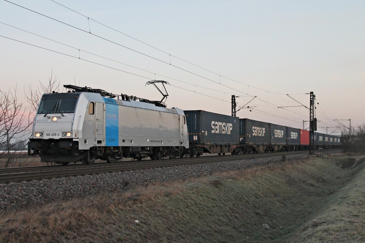 Mit einem  SAMSKIP -Containerzug aus Rotterdam Waalhaven fuhr am 22.12.2016 die Rpool/CTD 186 459-4 bei Hügelheim auf der KBS 703 in RIchtung Schweizer Grenze.