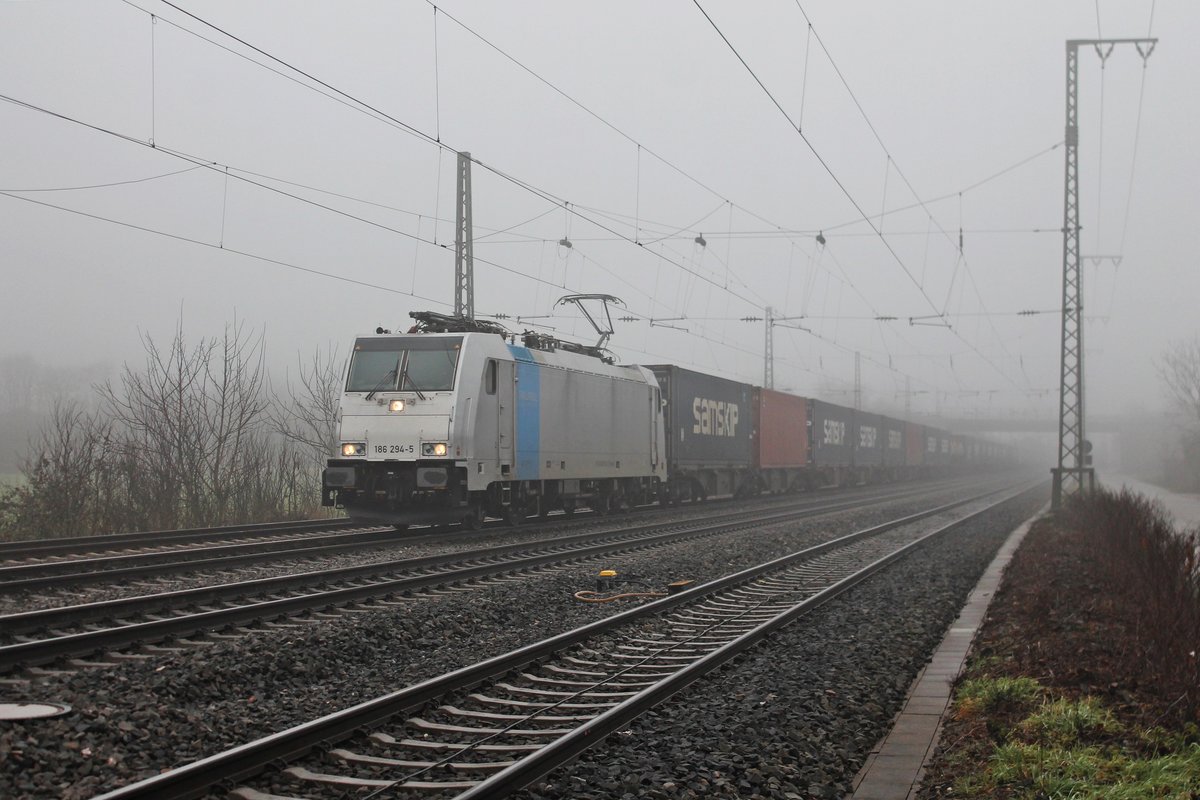 Mit einem  SAMSKIP -Containerzug nach Rotterdam Waalhaven fuhr am 23.12.2016 die Rpool/CTN 186 294-5 durch Müllheim (Baden) im Markgräflerland in Richtung Freiburg (Breisgau).
