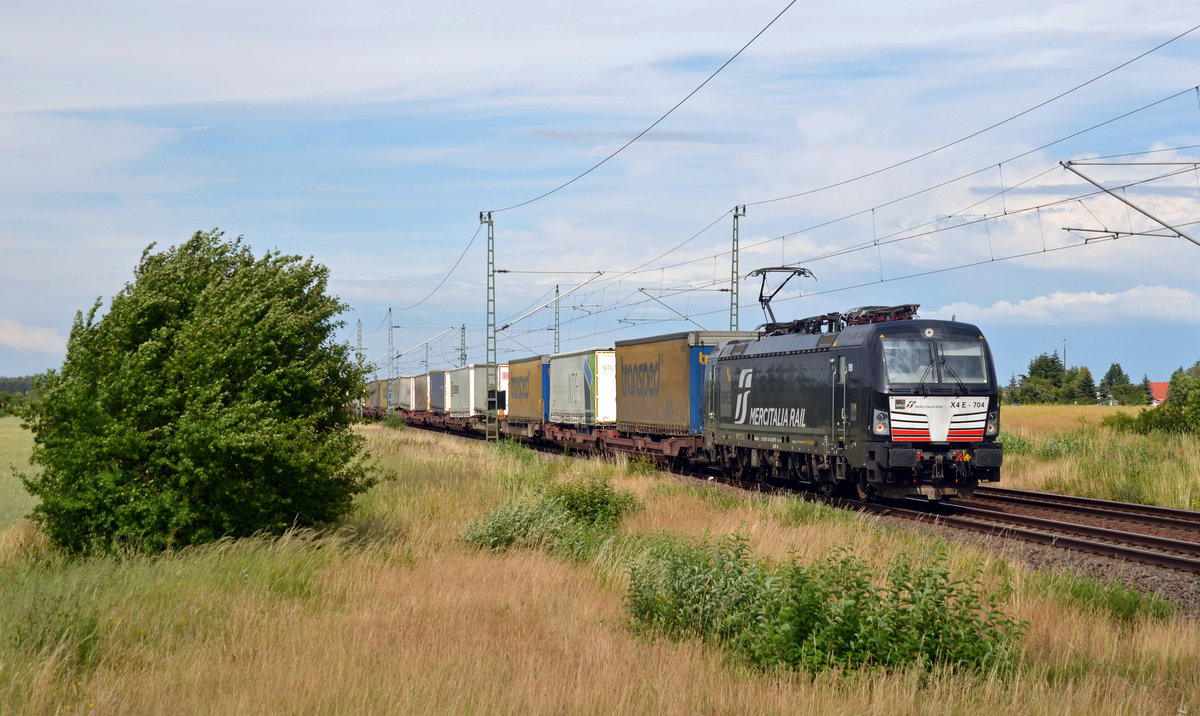 Mit einem Schenker-KLV war 193 704 der Mercitalia Rail am 28.06.20 unterwegs. Am Abend rollte sie aus Rostock kommend durch Gräfenhainichen Richtung Bitterfeld.