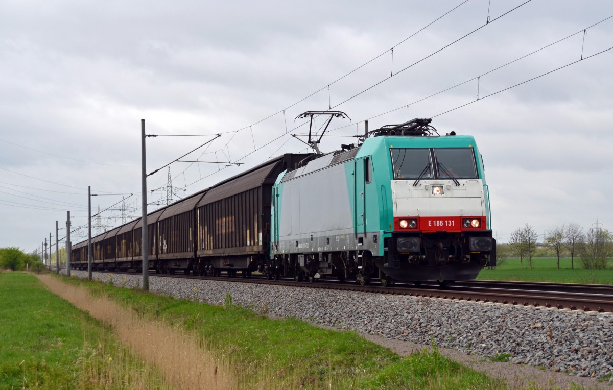 Mit einem Schiebewandwagenzug vom Porsche-Werk Leipzig-Wahren nach Hannover rollt 186 131 am 10.04.14 durch Braschwitz gen Magdeburg.