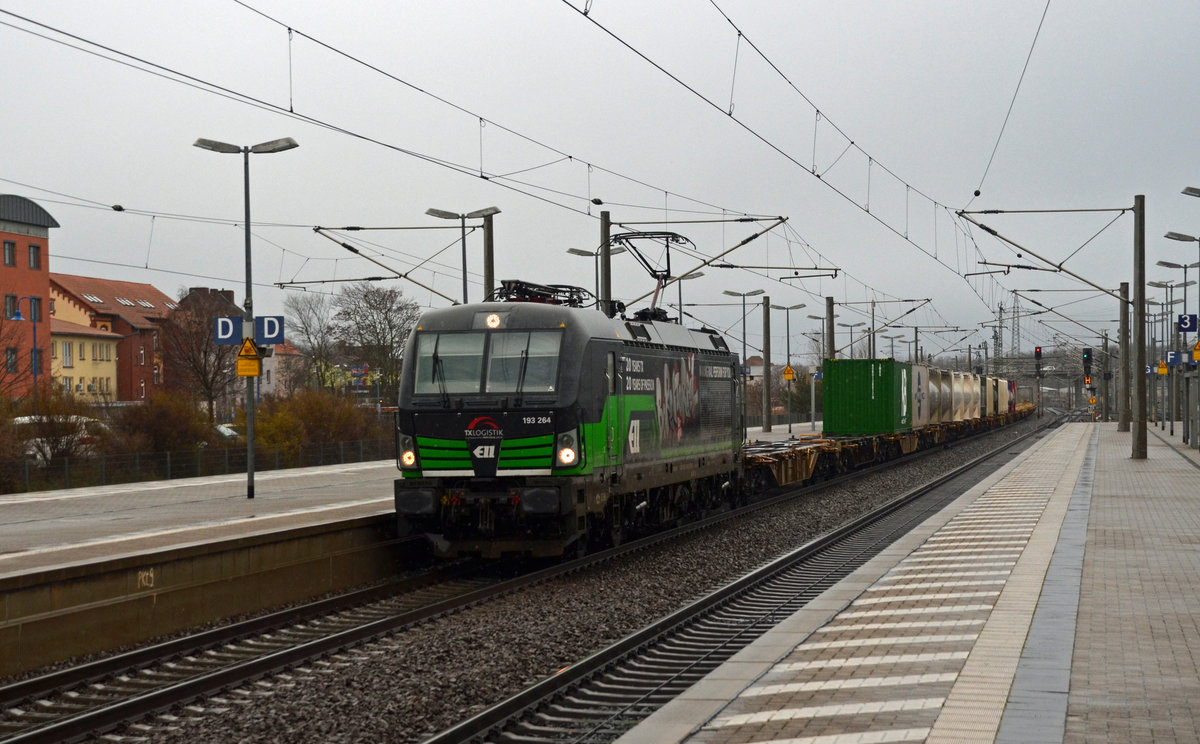 Mit einem schlecht ausgelasteten Containerzug rollte 193 264 der TX Logistik am 01.03.20 durch den Bahnhof Bitterfeld Richtung Wittenberg.