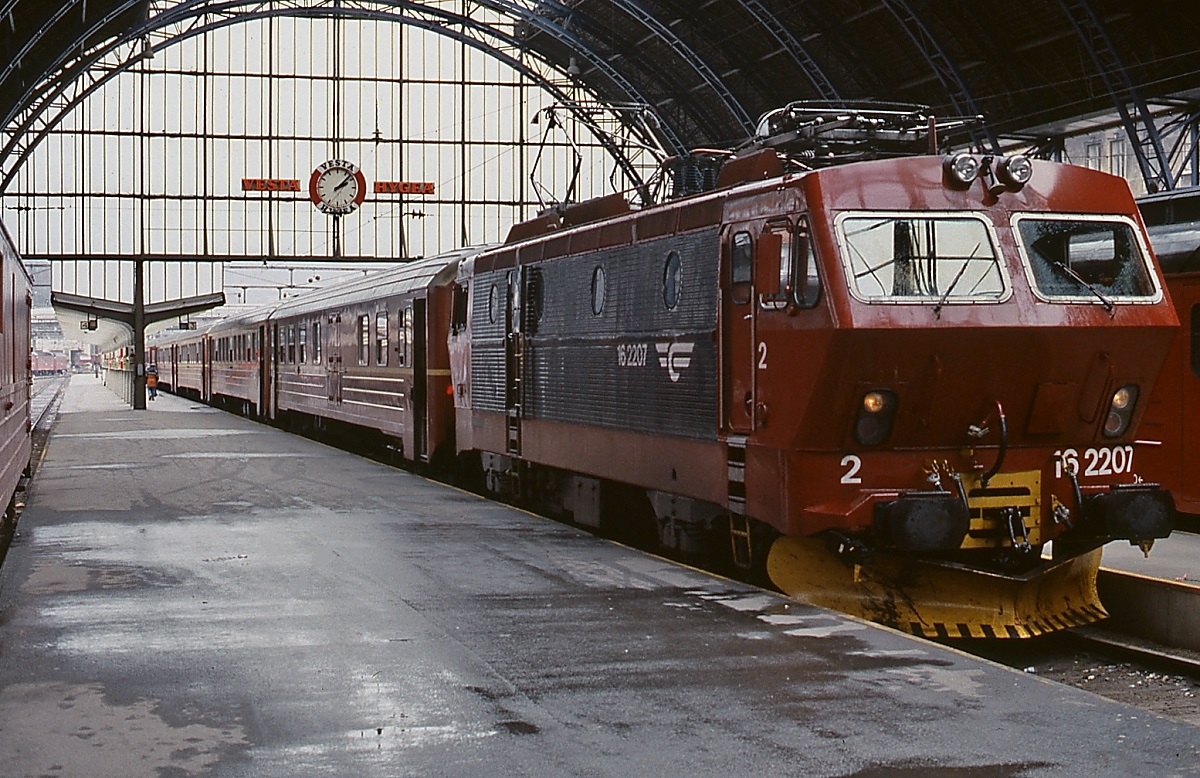 Mit einem Schnellzug aus Oslo ist El 16 2207 im Mai 1988 in Bergen angekommen. Bei den El 16 handelt es sich um eine abgewandelte Version der schwedischen Rc. Nach ausgiebigen Testfahrten mit der SJ-Rc 4 1137 wurde eine für die harten Winterbedingungen auf der Bergenbahn besser geeignete Lokfront entwickelt. Zwischen 1977 und 1984 wurden insgesamt 17 Lokomotiven in Dienst gestellt.
