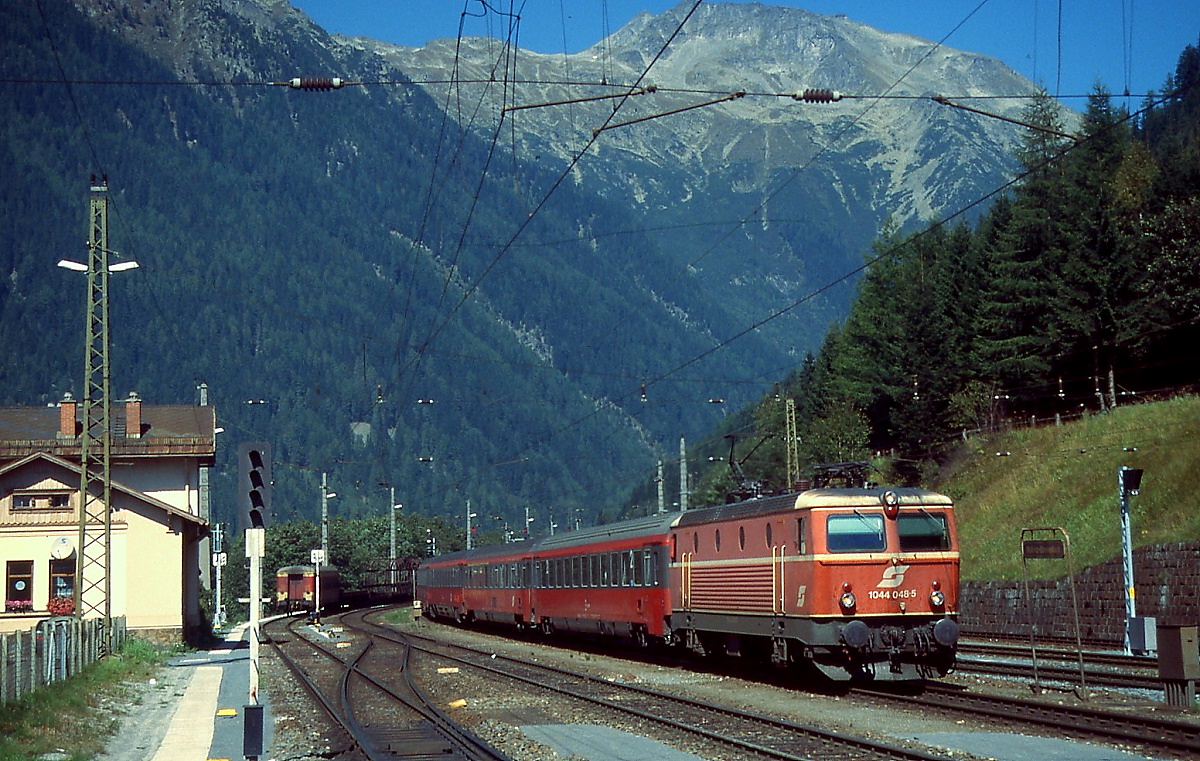 Mit einem Schnellzug hat 1044 048-5 im September 1998 den Bahnhof Mallnitz erreicht