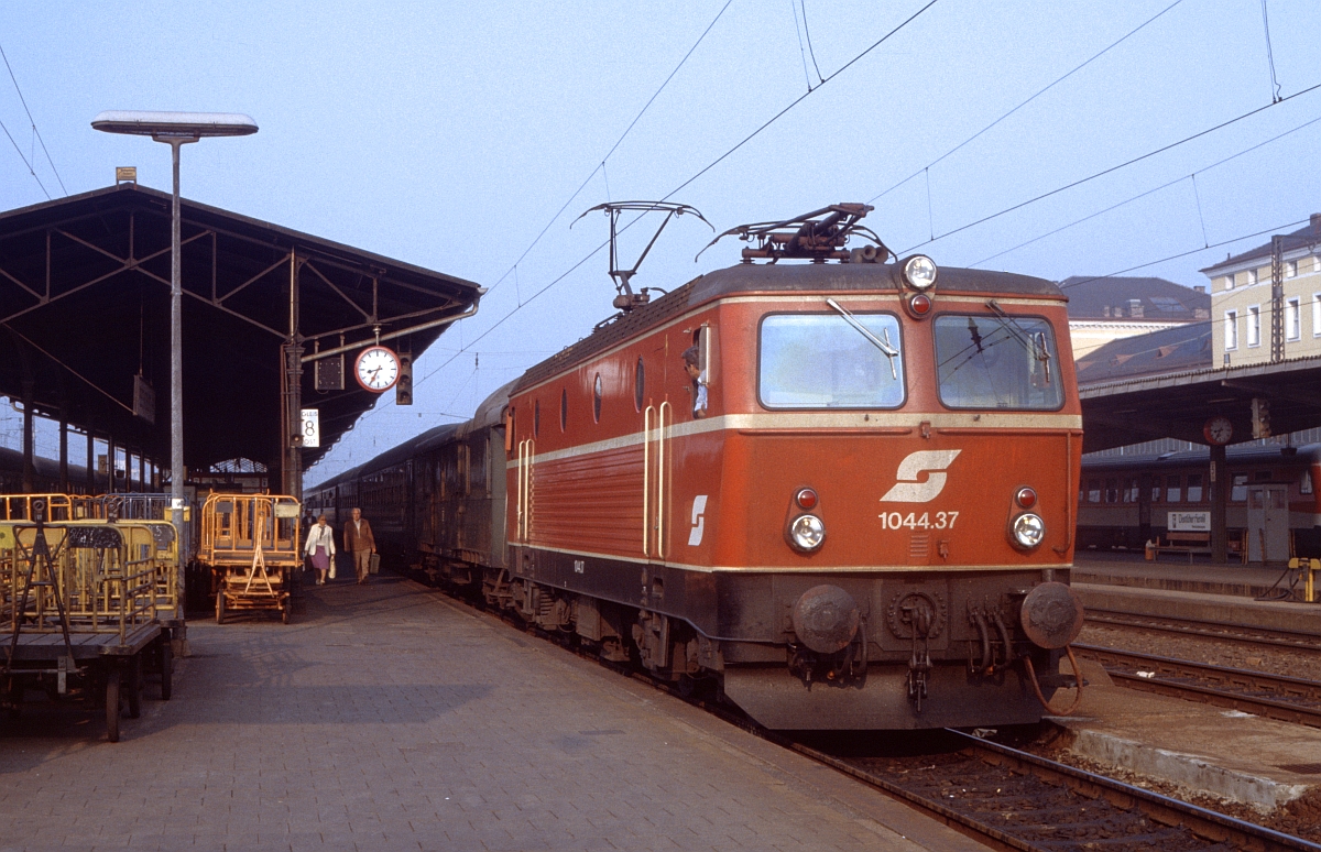 Mit einem Schnellzug nach sterreich legt 1044.37 einen kurzen Halt in Regensburg Hbf ein (9-1983). Damals schon ungewhnlich war der Altbau-Gepckwagen in einem internationalen Schnellzug.