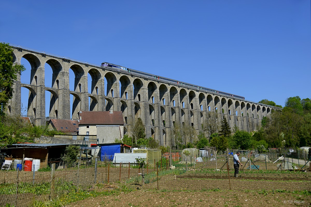 Mit einem Schnellzug überquert eine unbekannt gebliebene Diesellok der Baureihe 7000 den bekannten und imposanten Viadukt bei Chaumont.

Frankreich, Mai 2014 