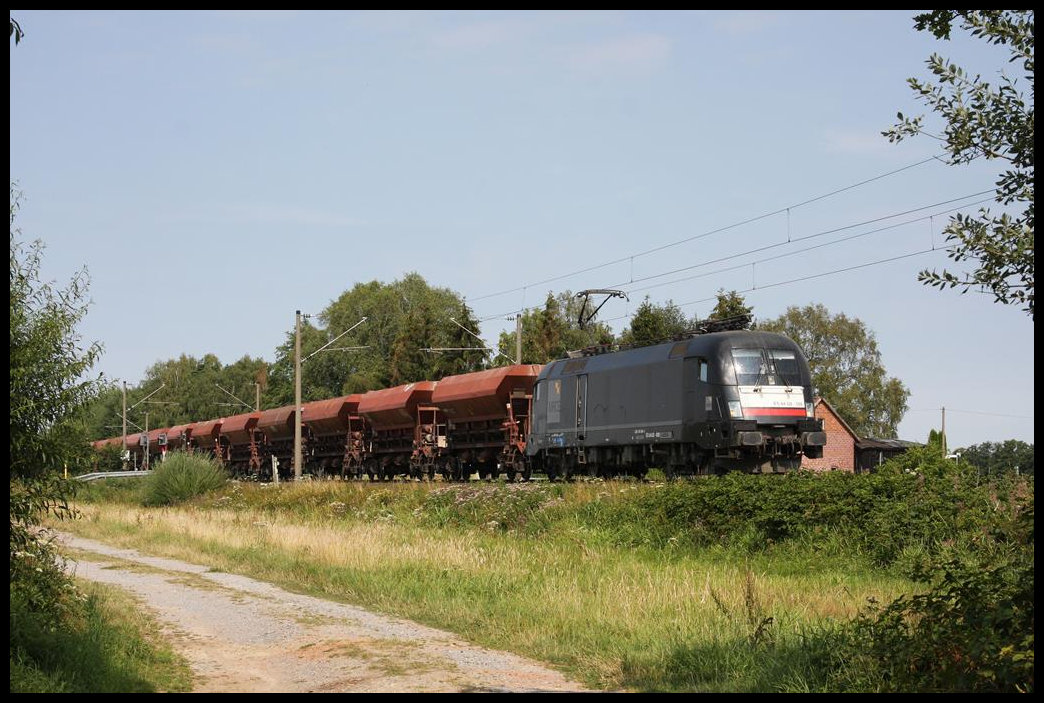 Mit einem Schotterwagen Zug am Haken war am 19.7.2018 um 11.22 Uhr der MRCE Taurus ES64U2-008 bei Westerhausen in Richtung Melle unterwegs.