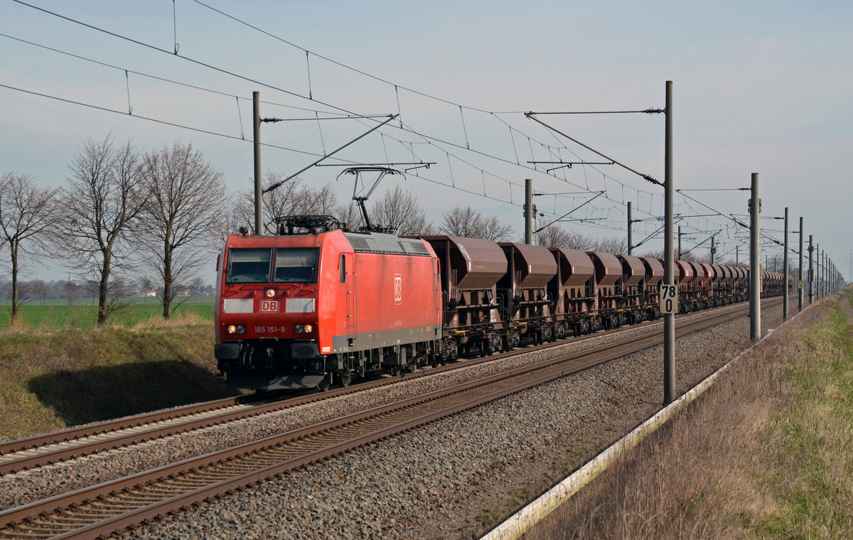 Mit einem Schotterzug am Haken rollte 185 151 am 25.03.17 durch Braschwitz Richtung Halle(S).