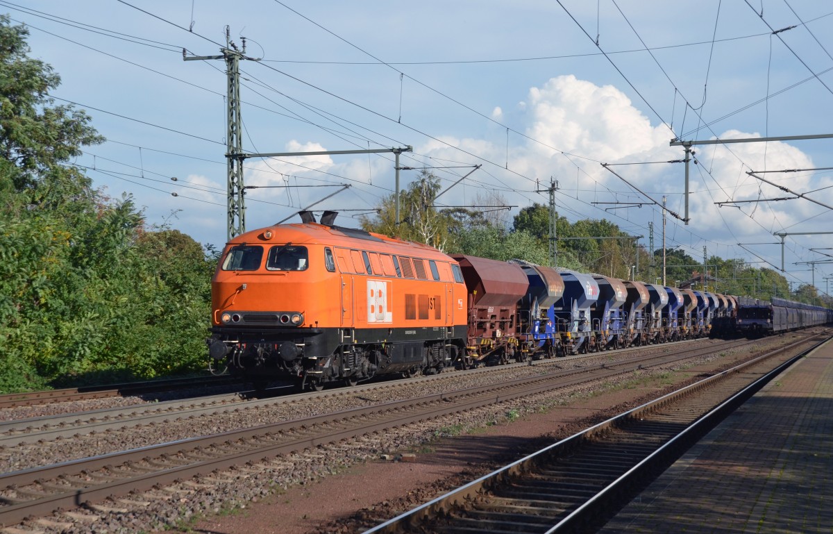 Mit einem Schotterzug am Haken dieselte 225 015 der BBL am 14.10.14 durch Niederndodeleben Richtung Braunschweig.