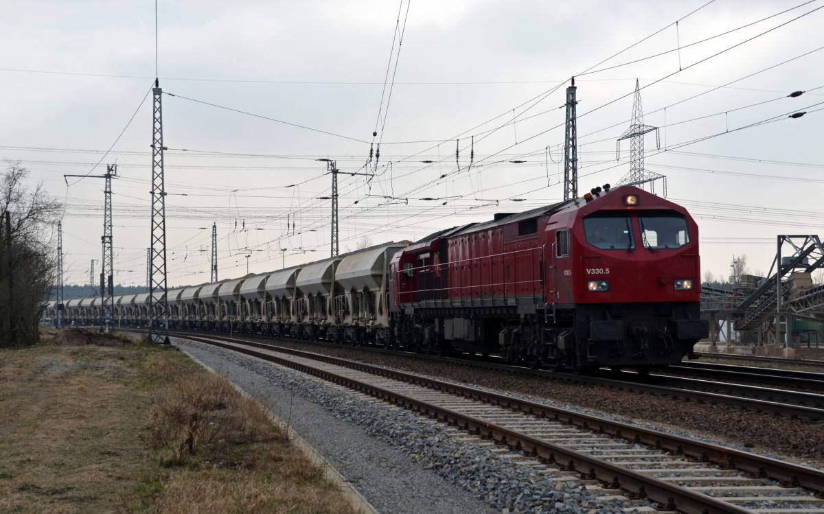 Mit einem Schotterzug aus dem Kiestagebau Zeithain verlässt V 330.5 am 21.03.15 Röderau Richtung Falkenberg(Elster).