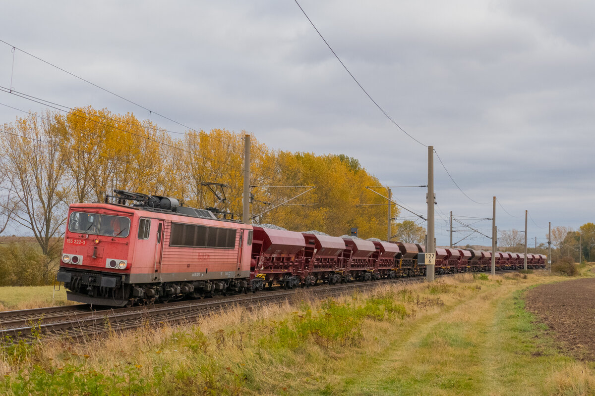 Mit einem Schotterzug nach Eisenach passierte WFL 155 222 am 27.10.2021 den Fotografen in Cobstädt.