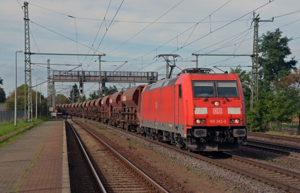 Mit einem Schüttgutzug fuhr 185 382 am 14.10.14 durch Niederndodeleben Richtung Magdeburg.