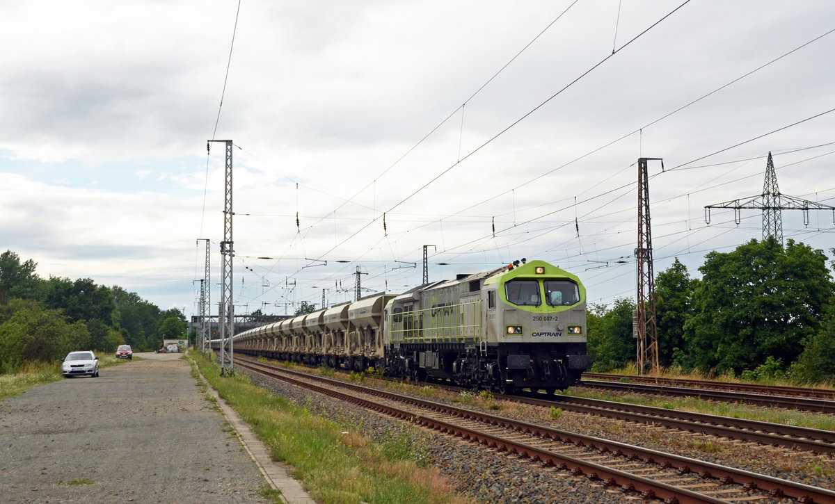 Mit einem Schüttgutzug vom Kieswerk Mühlberg rollt 250 007 der Captrain am 01.07.20 durch Saarmund Richtung Schönefeld.