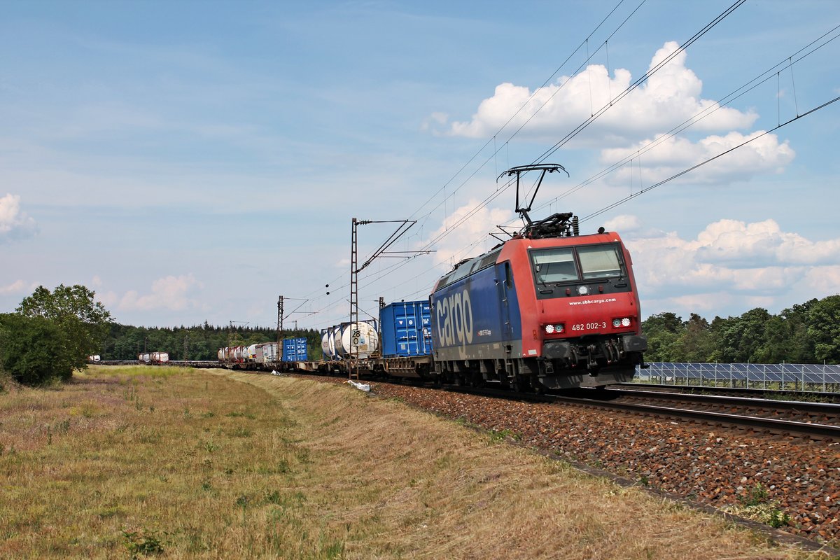 Mit einem schwach ausgelastetem Containerzug in Richtung Süden fuhr am Nachmittag des 03.06.2020 die Re 482 002-3 nördlich von Waghäusel über die Rheintalbahn in Richtung Graben-Neudorf.