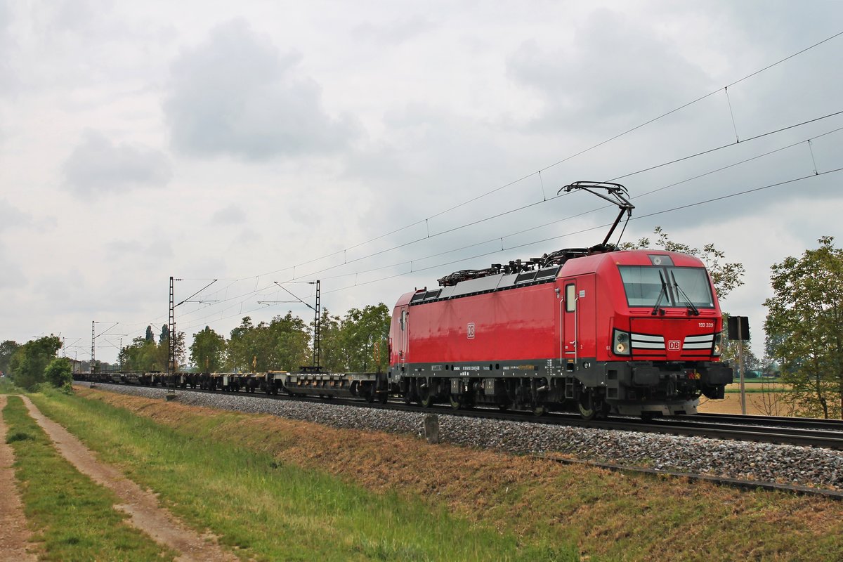 Mit einem schwach ausgelasteten Containerzug nach Rotterdam Waalhaven fuhr am Mittag des 19.05.2019 die 193 339 auf Höhe der Ortschaft Hügelheim über die KBS 703 durchs Markgräflerland in Richtung Norden.