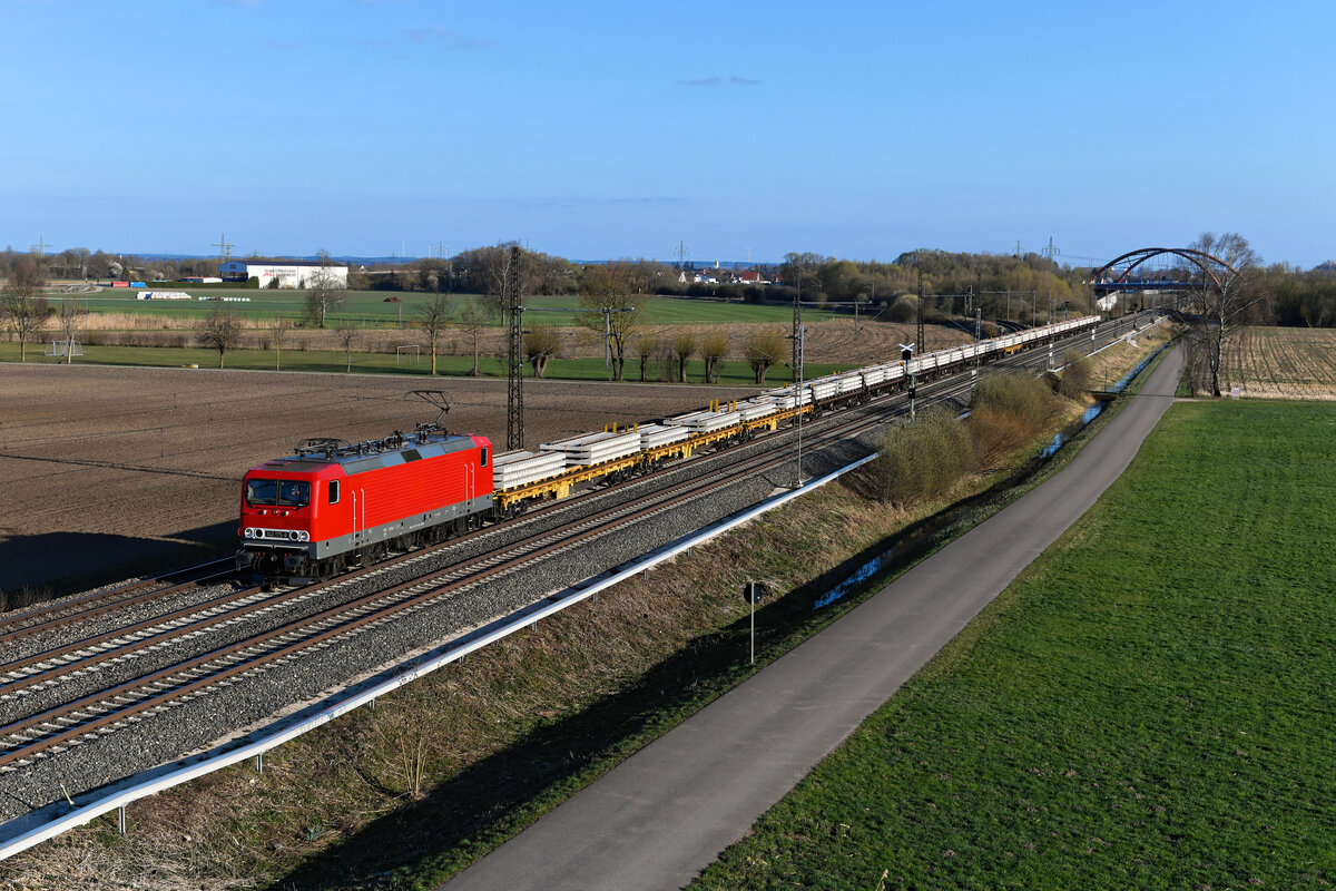 Mit einem Schwellentransport war am 02. April 2021 die 143 175 von Salzland Rail Service in Augsburg gestartet. Bei Nordheim konnte ich den schweren Ganzzug aufnehmen. 