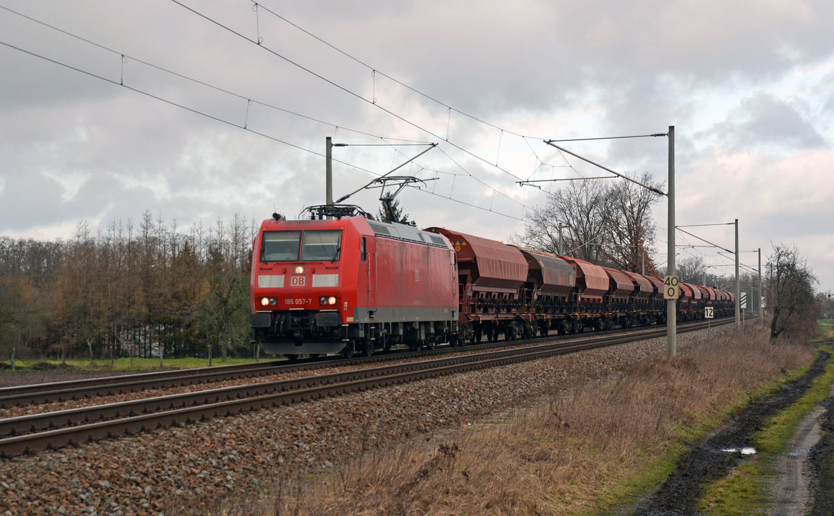 Mit einem Schwenkdachwagenzug am Haken rollte 185 057 am 04.02.20 durch Jeßnitz Richtung Bitterfeld.