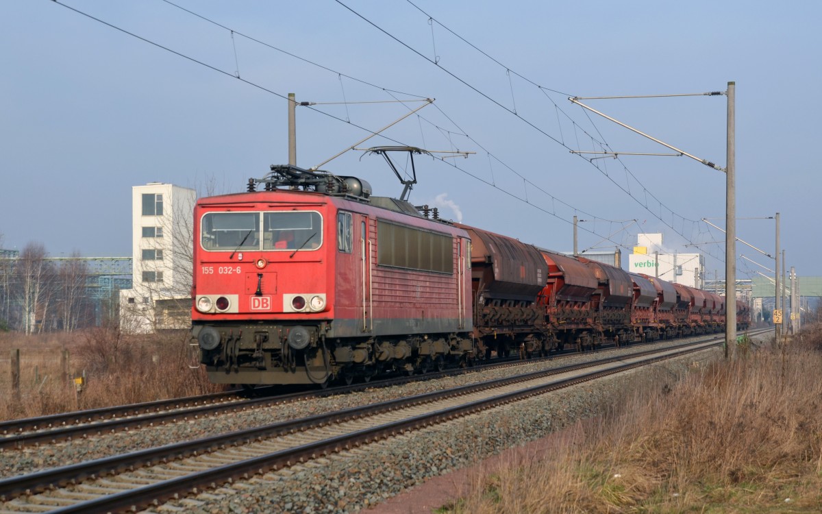 Mit einem Schwenkdachwagenzug am Haken rollt 155 032 am 01.03.14 durch Greppin Richtung Bitterfeld.