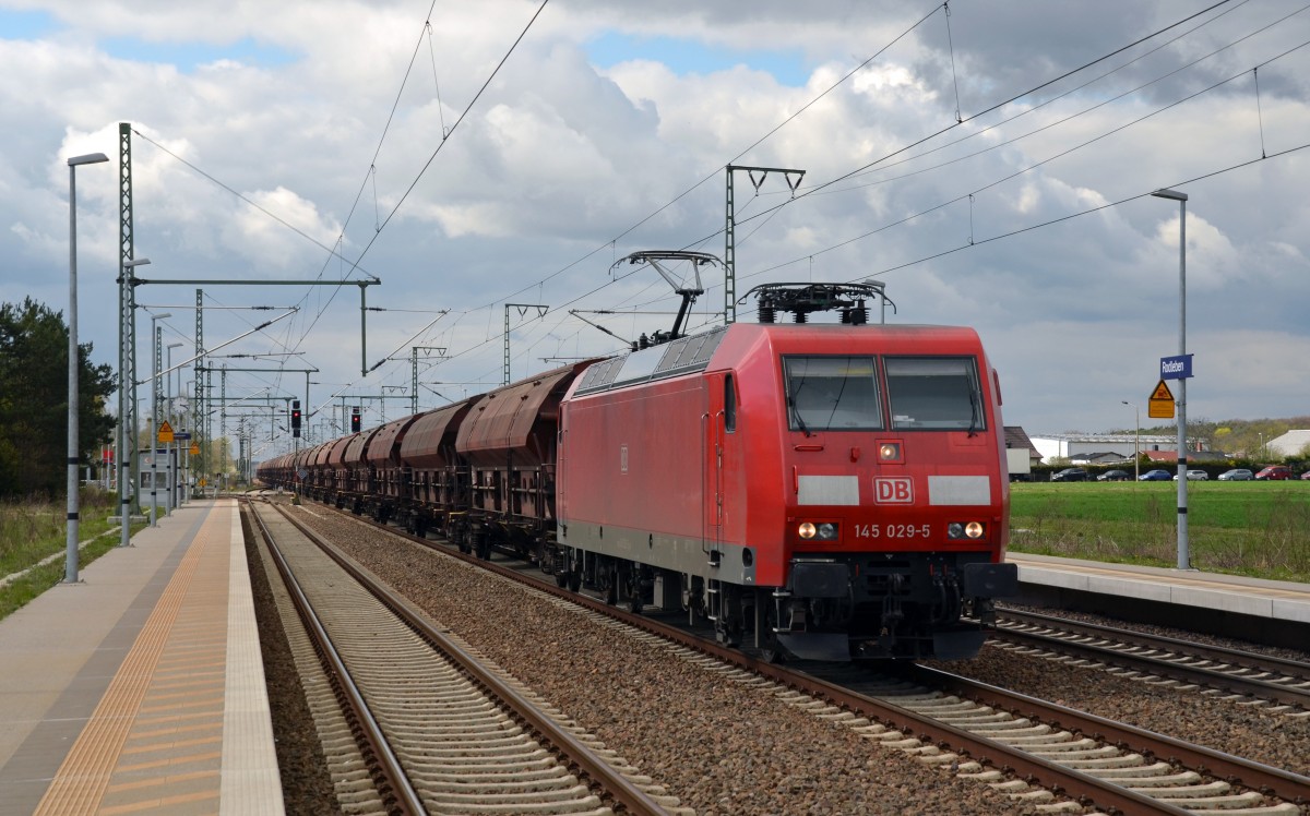Mit einem Schwenkdachwagenzug am Haken rollte 145 029 am 17.04.15 durch Rodleben Richtung Wittenberg.