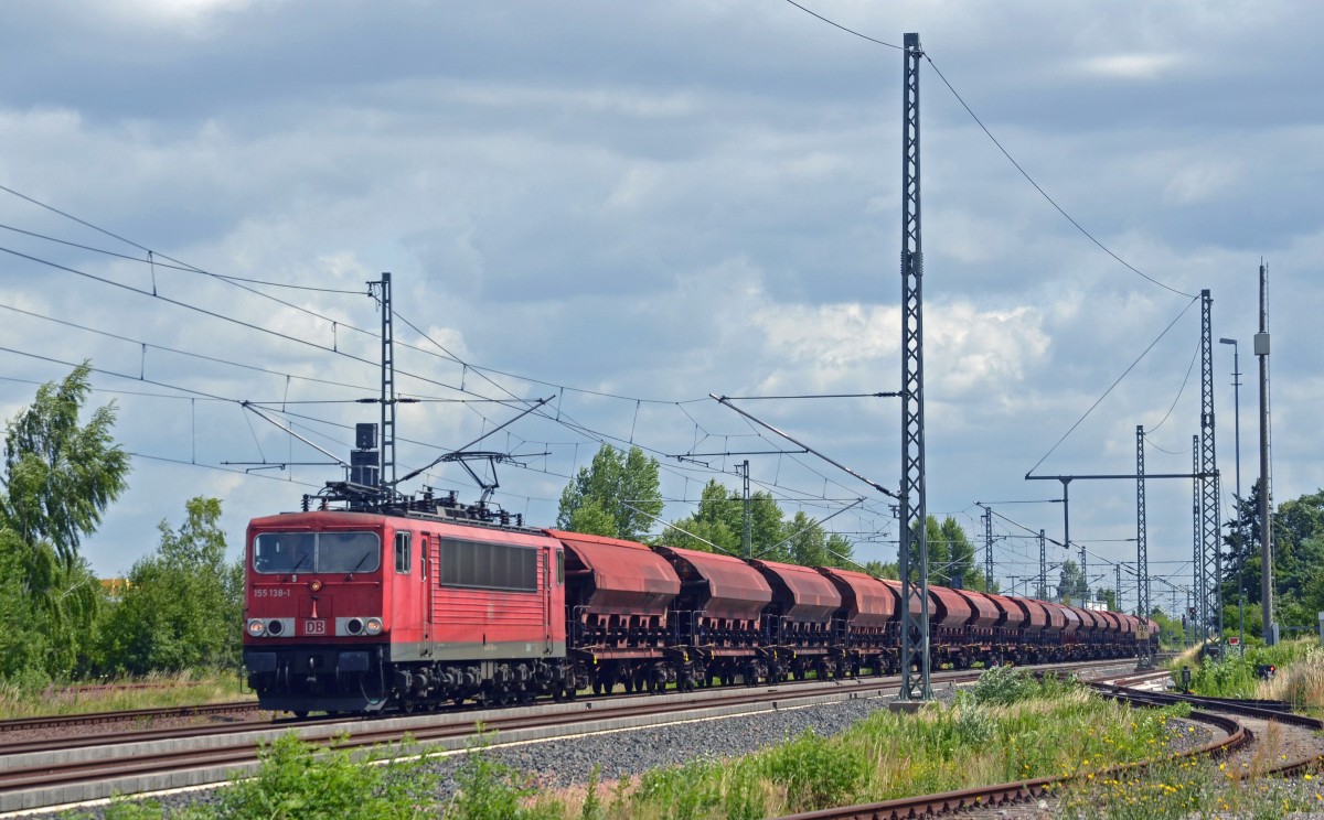 Mit einem Schwenkdachwagenzug fuhr 155 138 am 08.07.15 durch Landsberg(b. Halle) Richtung Halle(S).
