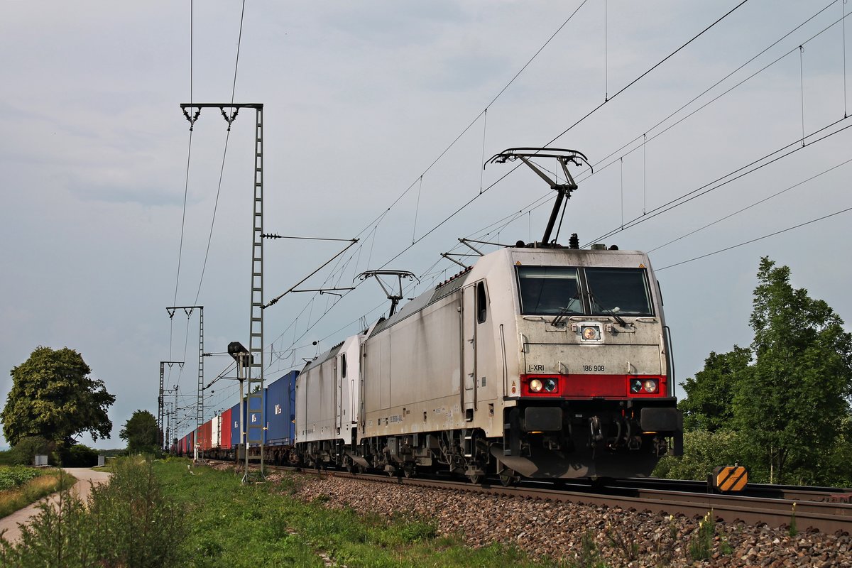 Mit einem schweren Containerzug nach Italien fuhr am Nachmittag des 08.06.2018 die Maquarie/XRAIL/TXL 186 908 und 186 909 bei Müllheim (Baden) über die Rheintalbahn in Richtung Schweizer Grenze.