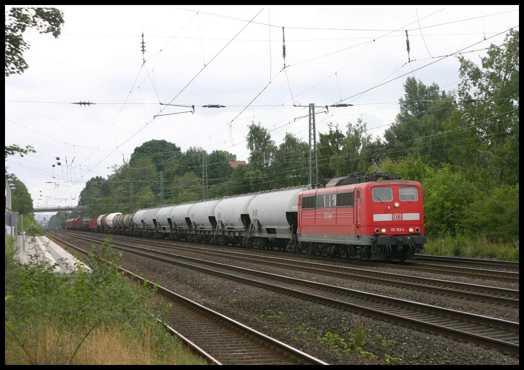 Mit einem schweren gemischten Güterzug kommt hier am 9.8.2005 die DB 151153 in Hiddenhausen Schweicheln in Richtung Löhne vorbei.
