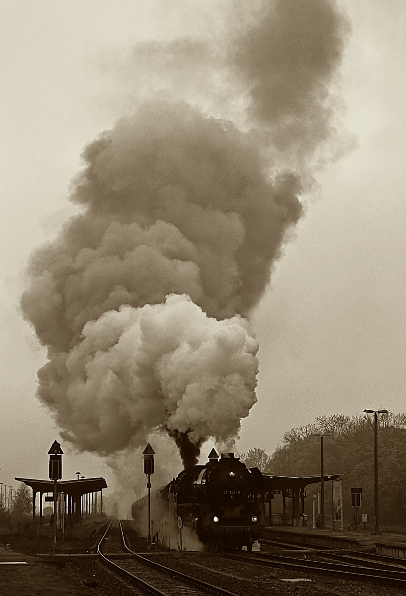Mit einem schweren Güterzug verlassen 41 1144-6 und 41 1160-9 am Morgen des 12.04.2014 den Bahnhof Bad Salzungen, am Zugschluss schiebt 50 0072-4 nach