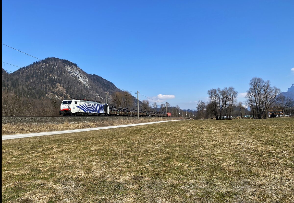 Mit einem sehr kurzen Stahlzug war die 189 914 von Lokomotion am 05.03.2022 bei Schaftenau auf dem Weg Richtung Süden.