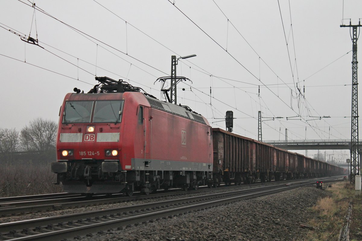 Mit einem sehr langen gemischten Güterzug (Chiasso - Mannheim Rbf), der ausschließlich aus E-Wagen bestand, fuhr am 20.12.2016 die 185 124-5 nördlich von Müllheim (Baden) auf der KBS 703 in Richutng Zielbahnhof.