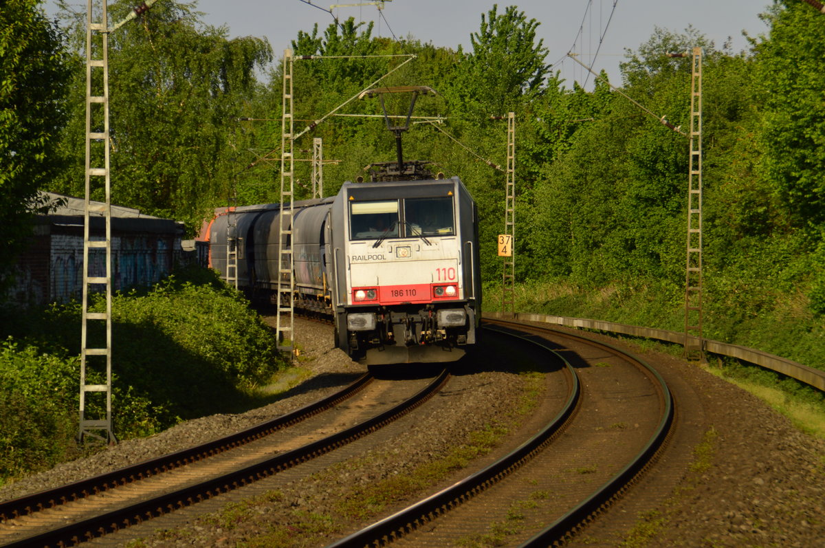 Mit einem Selbstentladewagenzug kommt hier die Railpoollok 186 110 am heutigen Abend durch Jüchen gen Rheydt gefahren. Dienstag den 9.5.2017