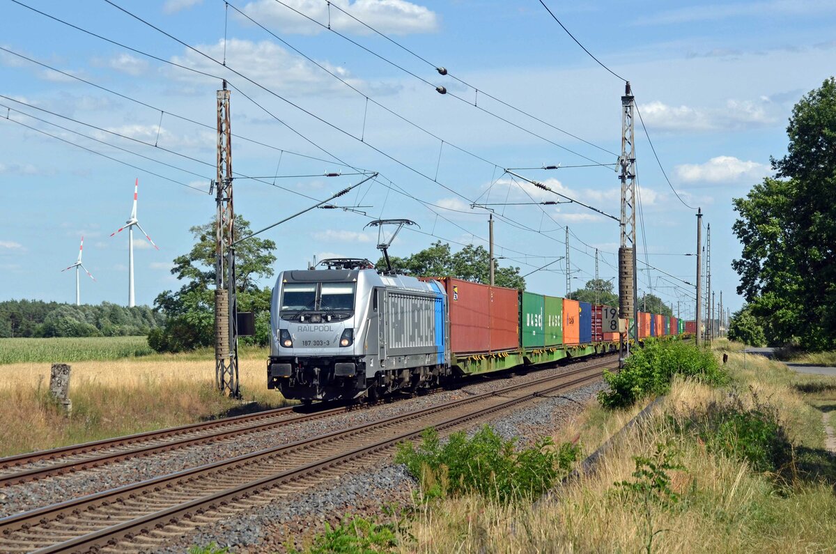 Mit einem SETG-Containerzug aus Hof mit Ziel Hamburg rollt 187 303 der Railpool am 16.07.23 durch Wittenberg-Labetz Richtung Dessau. Am Zugschluss wurde noch 187 302 der SETG mitgeschleppt.