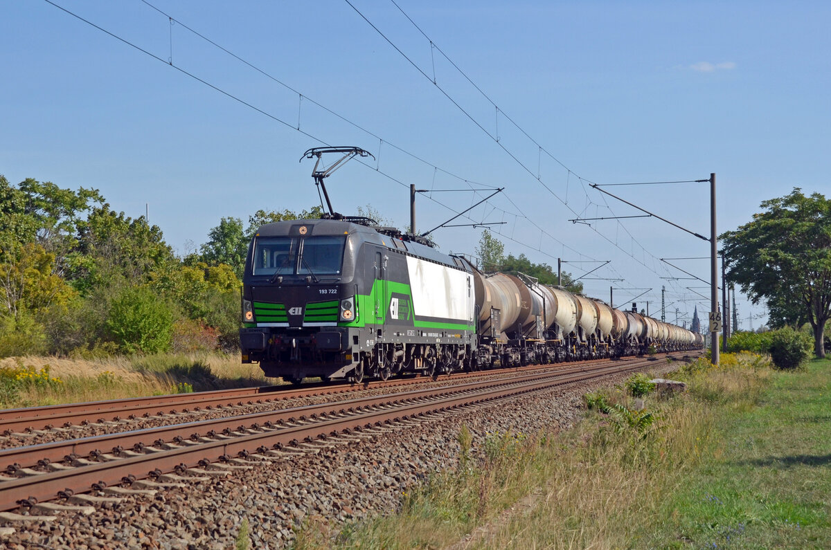 Mit einem SETG-Kreideschlammzug rollte 193 722 der ELL am 04.09.22 durch Greppin Richtung Dessau.