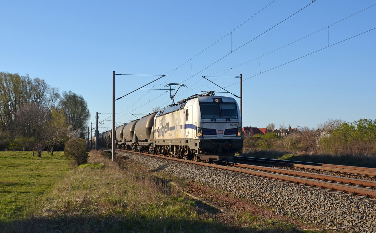 Mit einem Silozug am Haken rollte 193 364 am 22.03.20 durch Greppin Richtung Bitterfeld.