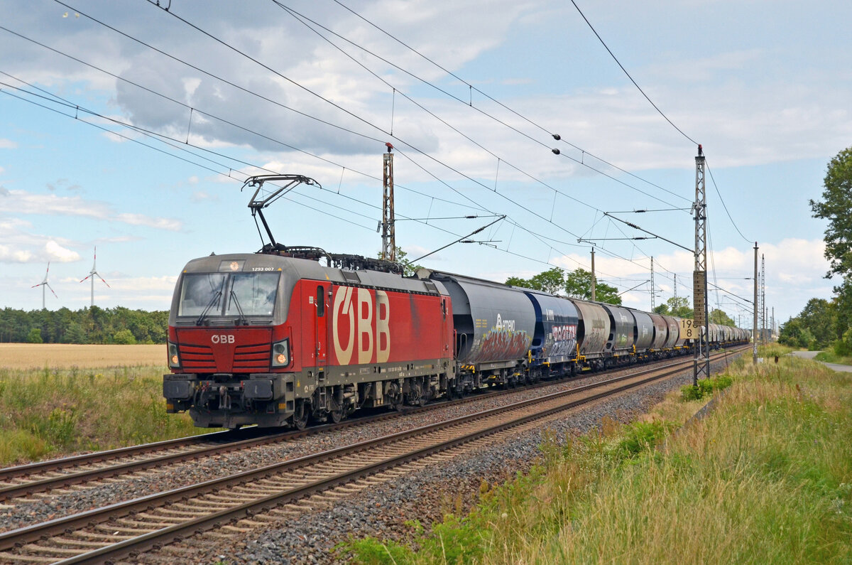 Mit einem Silozug am Haken rollte der ÖBB-Vectron 1293 007 am 14.07.24 durch Wittenberg-Labetz Richtung Dessau.