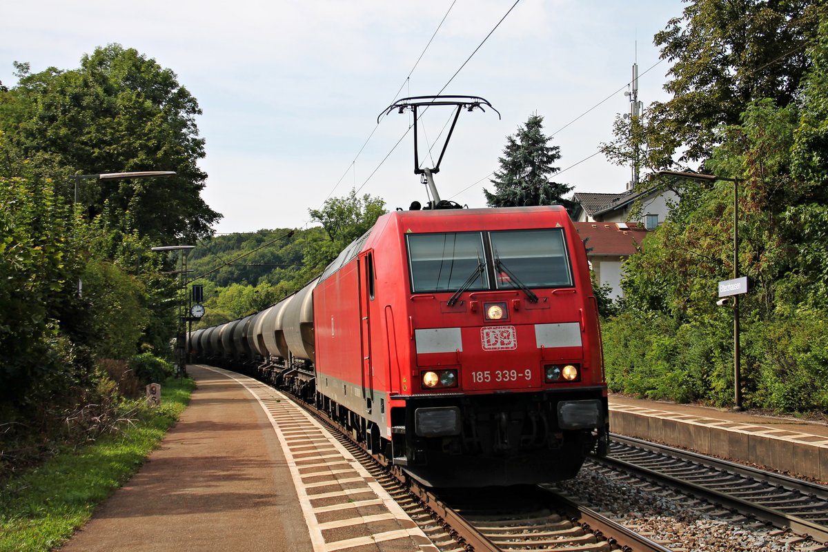 Mit einem Silozug fuhr am 27.08.2015 die 185 339-9 aus Richtung Nürnberg durch den Haltepunkt Etterzhausen gen Regensburg.