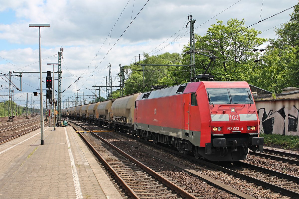 Mit einem Silozug fuhr am 26.05.2015 die 152 063-4 durch den Harburger Bahnhof in Hamburg gen Hafen.