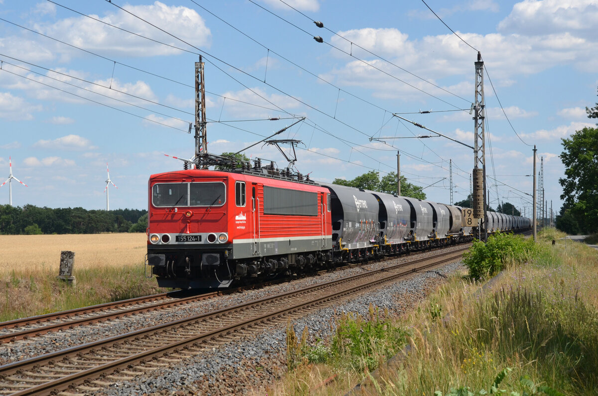 Mit einem Silozug rollte 155 124 der LDK am 03.07.22 durch Wittenberg-Labetz Richtung Dessau.