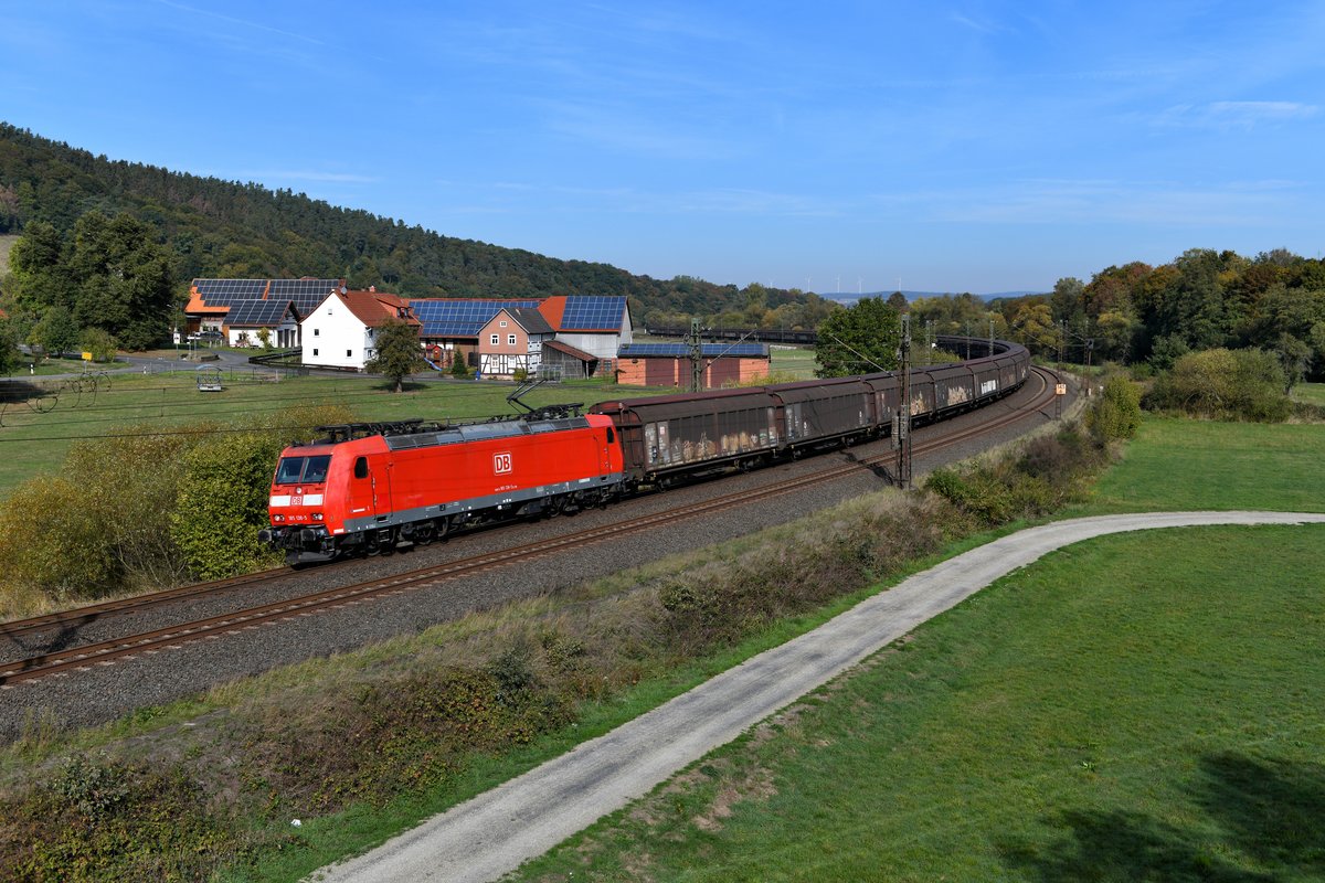 Mit einem sogenannten Red Bull Zug konnte ich am 06. Oktober 2018 die 185 138 bei Hermannspiegel im Haunetal aufnehmen. Dieser aus zweiachsigen H-Wagen bestehende Zug pendelt zwischen Bremerhaven und Bludenz und transportiert Getränkedosen. 