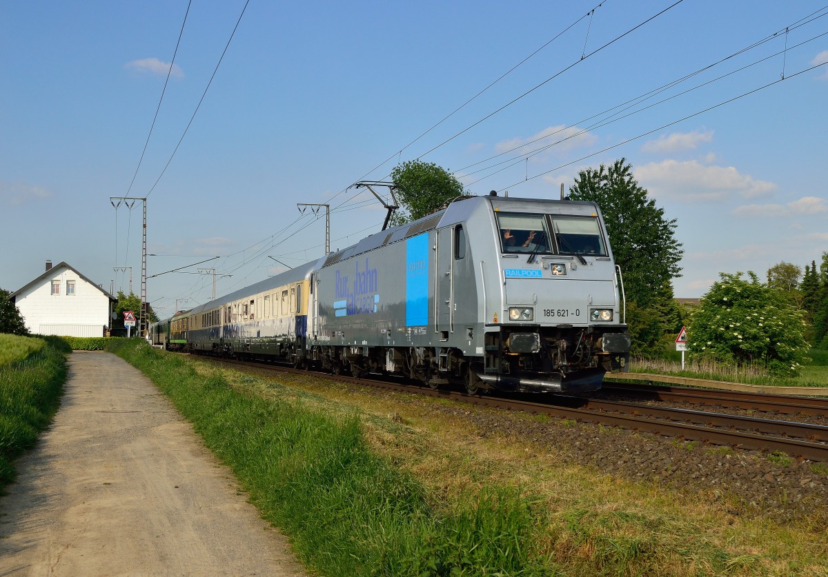 Mit einem Sonderzug aus Mönchengladbach kommt die 185 621-0 der Rurtalbahn in Wickrath hinter dem Bü Dahler Weg gen Aachen fahrend am Fotografen vorbei. Wie man unschwer erkennen kann ist der Tf genau so erfreut den Fg zu sehen, wie selbiger sich über den Gruß des Tf gefreut hat.....16.5.2014