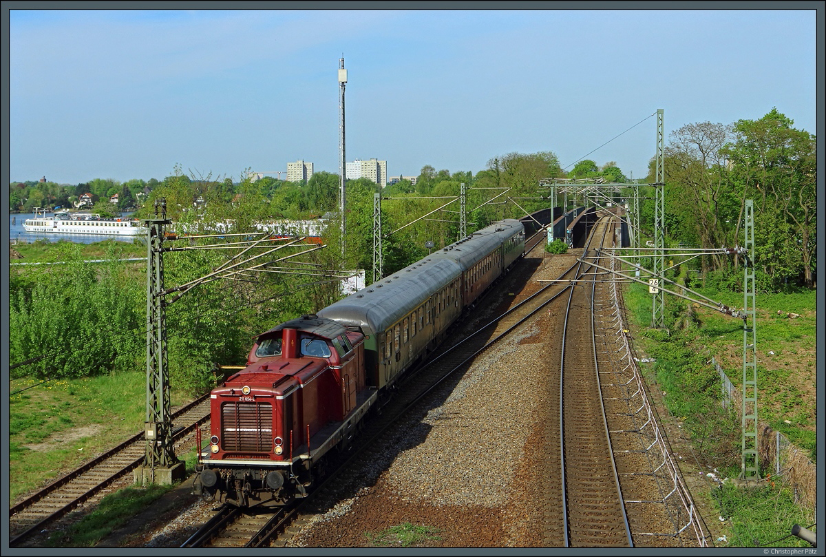 Mit einem Sonderzug aus Vienenburg hat 211 054 der ELV die Havel überquert und erreicht Potsdam Hbf. (28.04.2018)