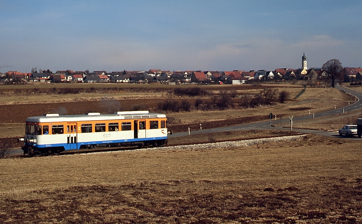 Mit einem Sonderzug für Stuttgarter Straßenbahnfreunde fährt der WEG-T 35 im Februar 1985 an der Kulisse von Merklingen vorbei von Amstetten nach Laichingen. In nicht allzuferner Zukunft kann man in Merklingen wieder Züge aufnehmen, allerdings auf der anderen Seite des Ortes, denn dort wird die NBS Stuttgart-Ulm verlaufen. 