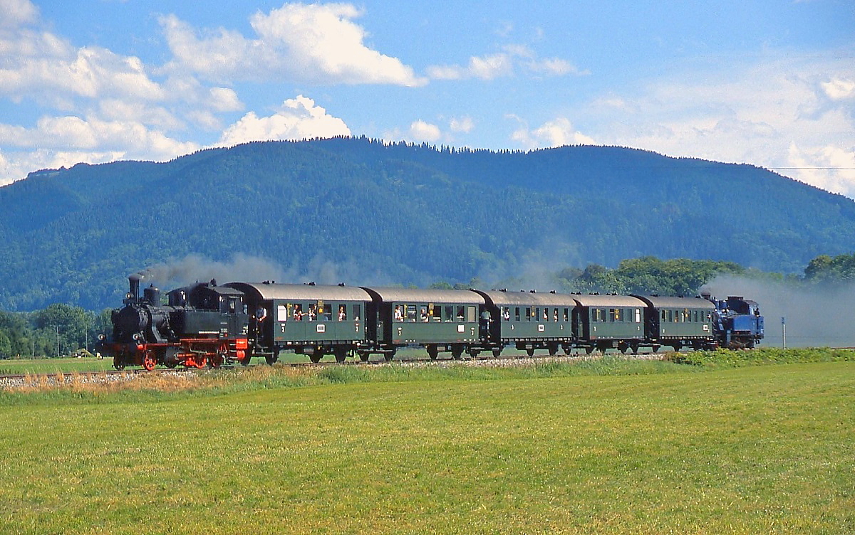 Mit einem Sonderzug von Tegernsee nach Holzkirchen sind 70 083 und TAG 7 im August 2007 bei Moosrain unterwegs