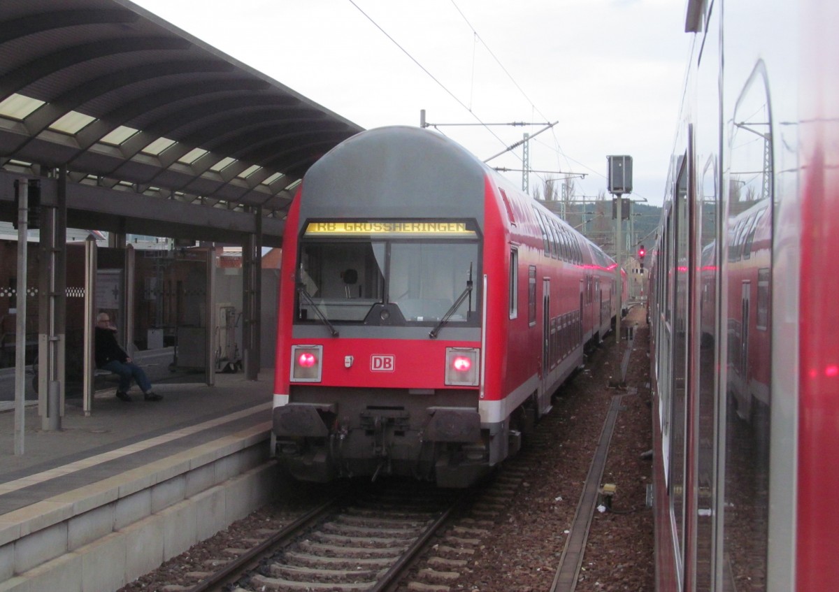Mit einem Steuerwagen der Bauart DABbuzfa 760 steht am 09. Januar 2014 eine Regionalbahn nach Großheringen im Bahnhof Saalfeld (Saale).