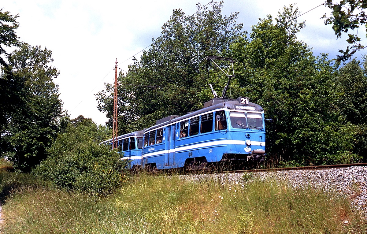 Mit einem Steuerwagen ist Tw 373 der Lidingöbahn nach Gashaga im Juni 1990 unterwegs